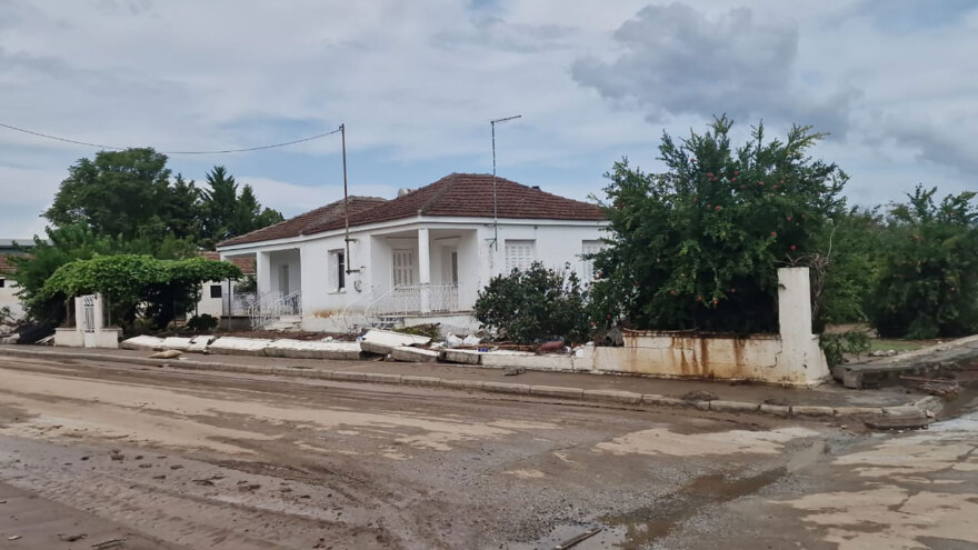 Κακοκαιρία Elias: Με βάρκες στο Σωτήριο Λάρισας, στα 2 μέτρα το νερό - «Τελειώσαμε, θα ξεκινήσουμε από το μηδέν»