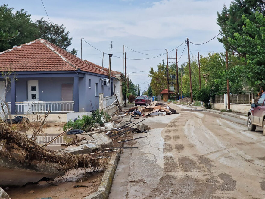 Κακοκαιρία Elias: Με βάρκες στο Σωτήριο Λάρισας, στα 2 μέτρα το νερό - «Τελειώσαμε, θα ξεκινήσουμε από το μηδέν»