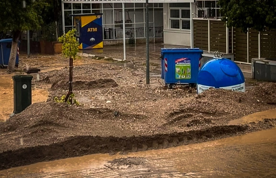 Κακοκαιρία Elias: Πολεμάμε να μην θρηνήσουμε θύματα, λέει ο πρόεδρος των Ροβιών - «Πνίγηκε» στις λάσπες ο Βόλος