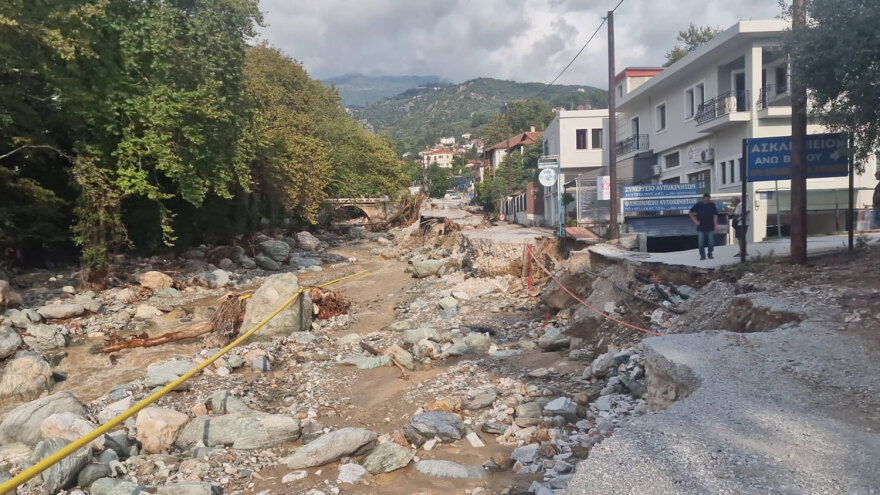 Θεσσαλία: Συγκινεί η ιστορία της ηλικιωμένης που μεγαλώνει μόνη της την εγγονούλα της μέσα στο πλημμυρισμένο σπίτι της