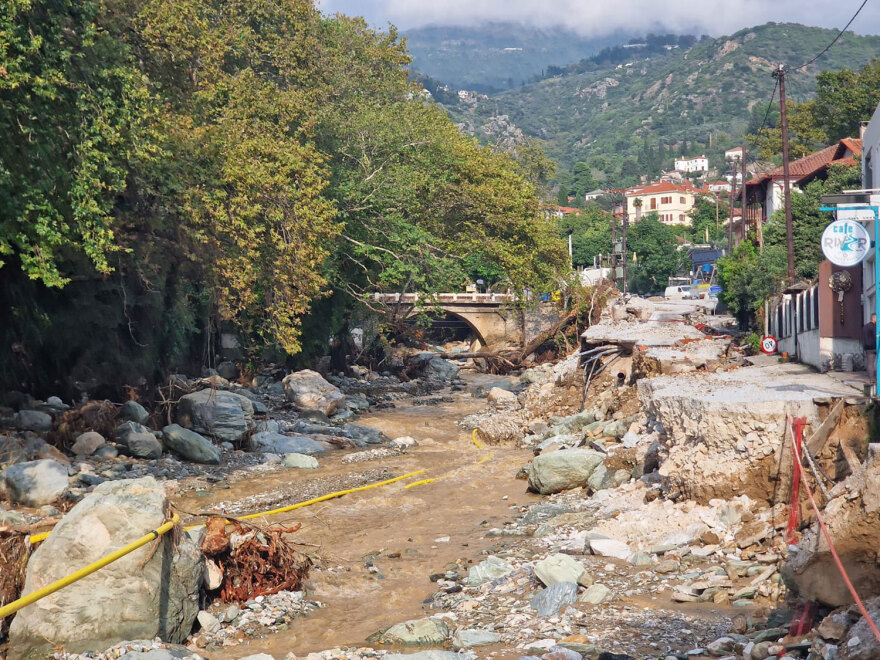Θεσσαλία: Συγκινεί η ιστορία της ηλικιωμένης που μεγαλώνει μόνη της την εγγονούλα της μέσα στο πλημμυρισμένο σπίτι της