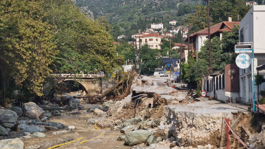 Θεσσαλία: Συγκινεί η ιστορία της ηλικιωμένης που μεγαλώνει μόνη της την εγγονούλα της μέσα στο πλημμυρισμένο σπίτι της