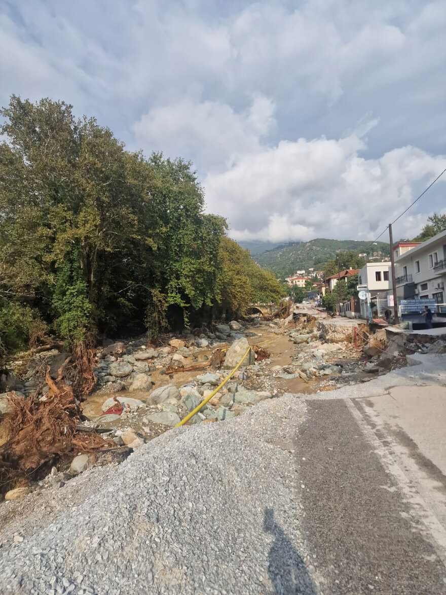 Θεσσαλία: Συγκινεί η ιστορία της ηλικιωμένης που μεγαλώνει μόνη της την εγγονούλα της μέσα στο πλημμυρισμένο σπίτι της