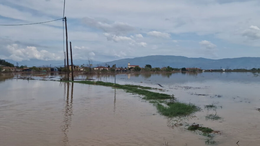 Κακοκαιρία Elias: Με βάρκες στο Σωτήριο Λάρισας, στα 2 μέτρα το νερό - «Τελειώσαμε, θα ξεκινήσουμε από το μηδέν»