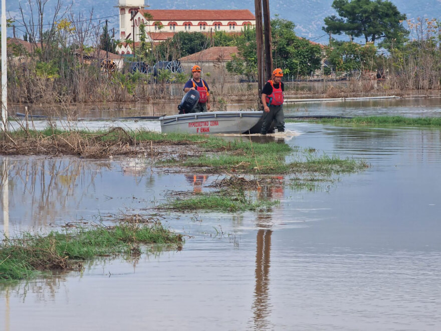 Κακοκαιρία Elias: Με βάρκες στο Σωτήριο Λάρισας, στα 2 μέτρα το νερό - «Τελειώσαμε, θα ξεκινήσουμε από το μηδέν»
