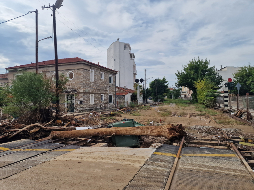 Κακοκαιρία Elias: Εικόνες καταστροφής στον Βόλο - 257 διασώσεις, πλημμύρισαν σπίτια, ΙΧ χάθηκαν στα λασπόνερα