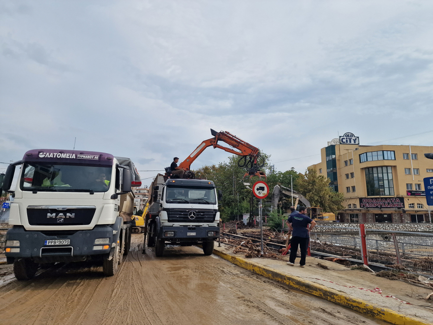 Κακοκαιρία Elias: Εικόνες καταστροφής στον Βόλο - 257 διασώσεις, πλημμύρισαν σπίτια, ΙΧ χάθηκαν στα λασπόνερα