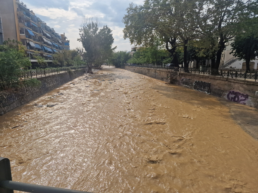 Κακοκαιρία Elias: Εικόνες καταστροφής στον Βόλο - 257 διασώσεις, πλημμύρισαν σπίτια, ΙΧ χάθηκαν στα λασπόνερα