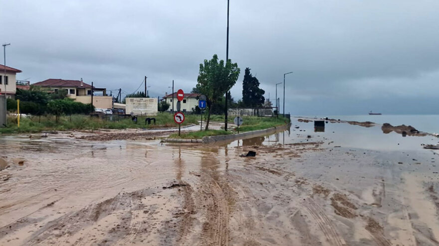 Κακοκαιρία Elias: «Έσπασε» πάλι ο Κραυσίδωνας στον Βόλο - Πλημμύρισαν τα υπόγεια του νοσοκομείου «Αχιλλοπούλειο»