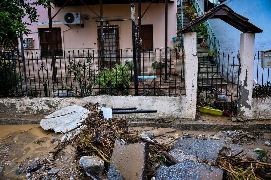 Κακοκαιρία Elias: Εικόνες καταστροφής στον Βόλο - 257 διασώσεις, πλημμύρισαν σπίτια, ΙΧ χάθηκαν στα λασπόνερα