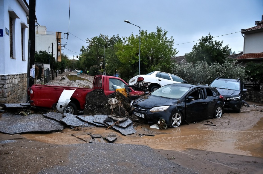 Κακοκαιρία Elias: Εικόνες καταστροφής στον Βόλο - 257 διασώσεις, πλημμύρισαν σπίτια, ΙΧ χάθηκαν στα λασπόνερα