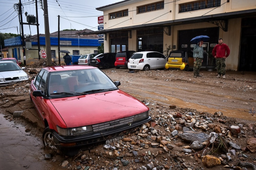 Κακοκαιρία Elias: Εικόνες καταστροφής στον Βόλο - 257 διασώσεις, πλημμύρισαν σπίτια, ΙΧ χάθηκαν στα λασπόνερα