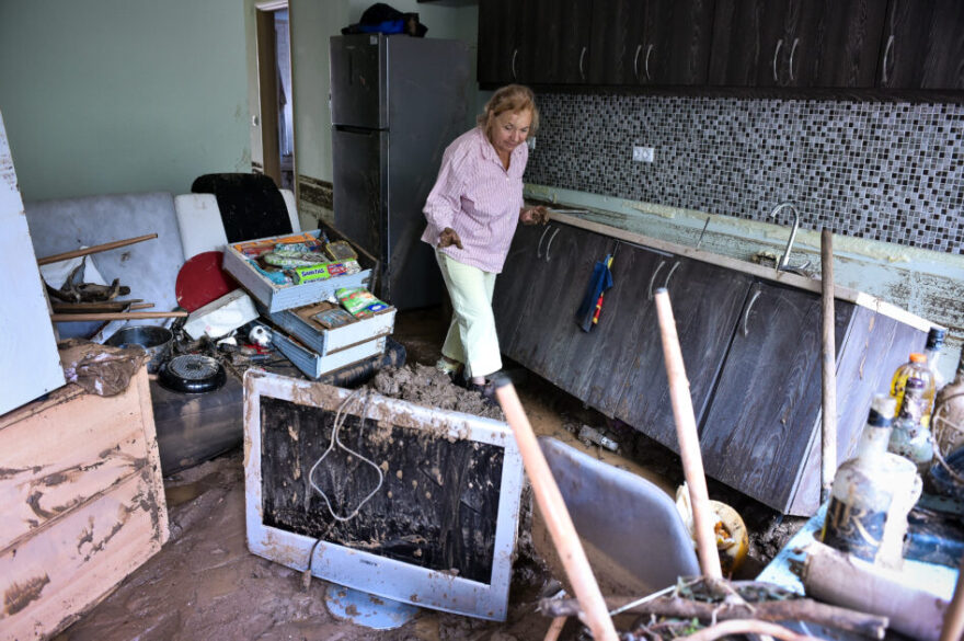 Θεσσαλία: Συγκινεί η ιστορία της ηλικιωμένης που μεγαλώνει μόνη της την εγγονούλα της μέσα στο πλημμυρισμένο σπίτι της