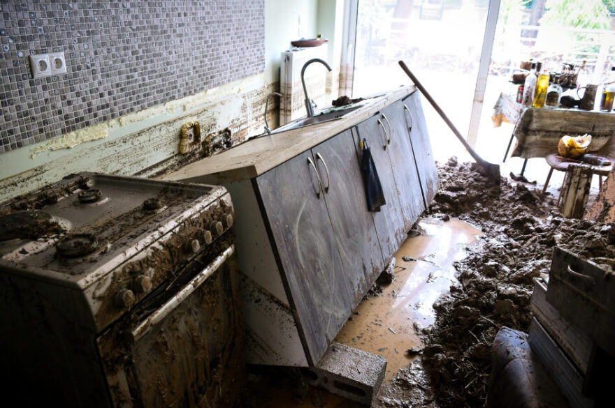 Θεσσαλία: Συγκινεί η ιστορία της ηλικιωμένης που μεγαλώνει μόνη της την εγγονούλα της μέσα στο πλημμυρισμένο σπίτι της