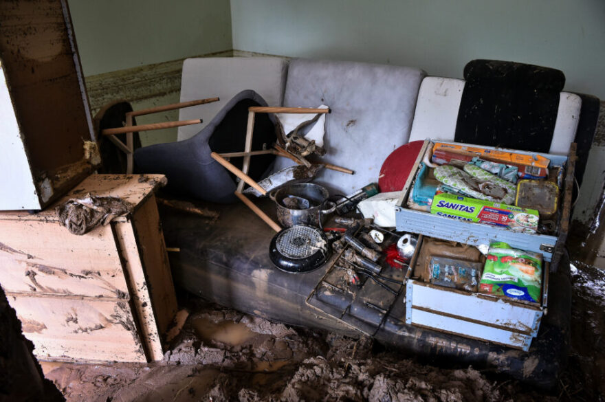 Θεσσαλία: Συγκινεί η ιστορία της ηλικιωμένης που μεγαλώνει μόνη της την εγγονούλα της μέσα στο πλημμυρισμένο σπίτι της