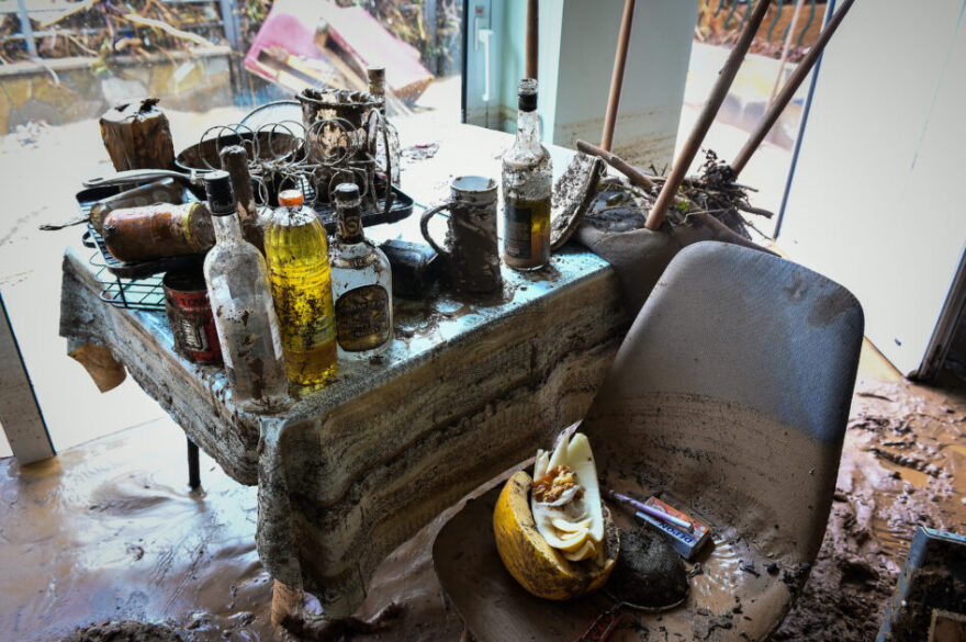 Θεσσαλία: Συγκινεί η ιστορία της ηλικιωμένης που μεγαλώνει μόνη της την εγγονούλα της μέσα στο πλημμυρισμένο σπίτι της