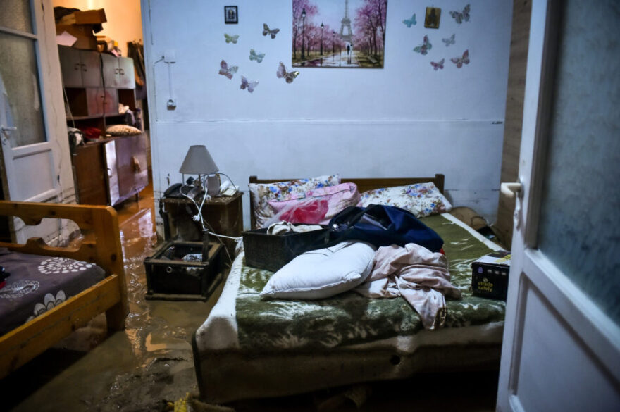 Θεσσαλία: Συγκινεί η ιστορία της ηλικιωμένης που μεγαλώνει μόνη της την εγγονούλα της μέσα στο πλημμυρισμένο σπίτι της