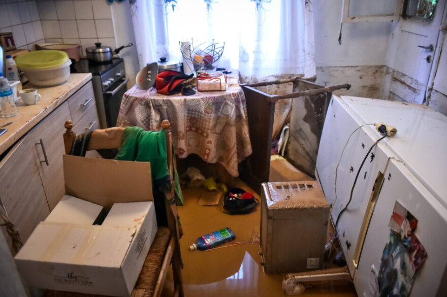 Θεσσαλία: Συγκινεί η ιστορία της ηλικιωμένης που μεγαλώνει μόνη της την εγγονούλα της μέσα στο πλημμυρισμένο σπίτι της