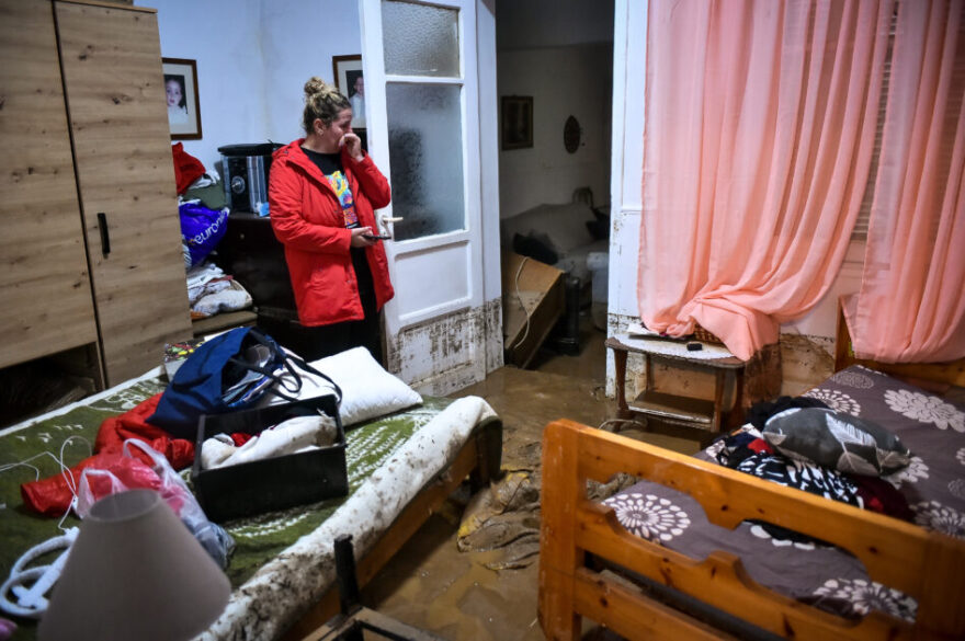 Θεσσαλία: Συγκινεί η ιστορία της ηλικιωμένης που μεγαλώνει μόνη της την εγγονούλα της μέσα στο πλημμυρισμένο σπίτι της