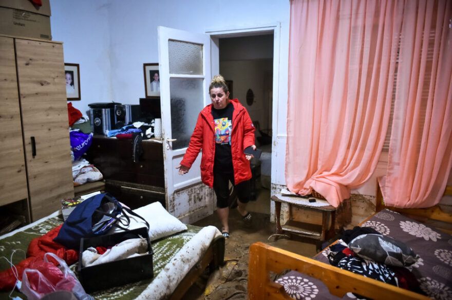 Θεσσαλία: Συγκινεί η ιστορία της ηλικιωμένης που μεγαλώνει μόνη της την εγγονούλα της μέσα στο πλημμυρισμένο σπίτι της