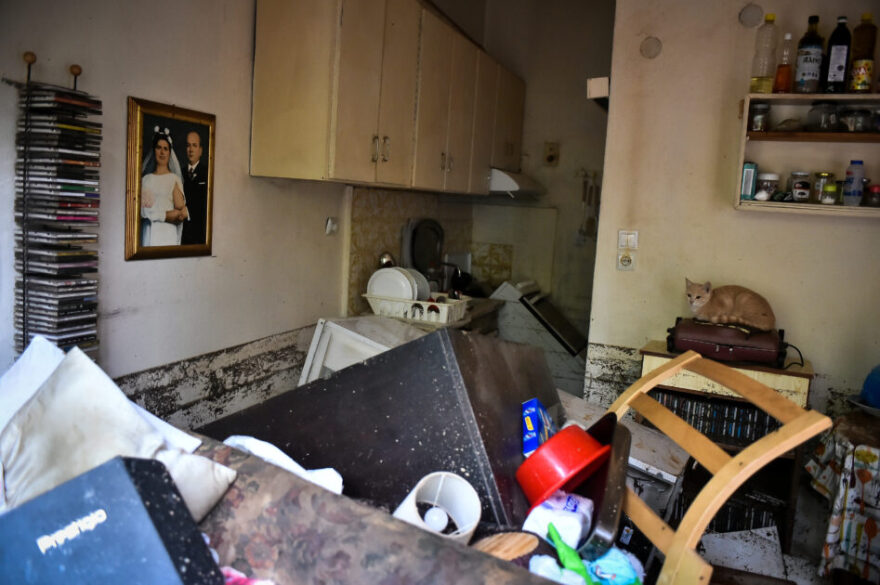 Θεσσαλία: Συγκινεί η ιστορία της ηλικιωμένης που μεγαλώνει μόνη της την εγγονούλα της μέσα στο πλημμυρισμένο σπίτι της