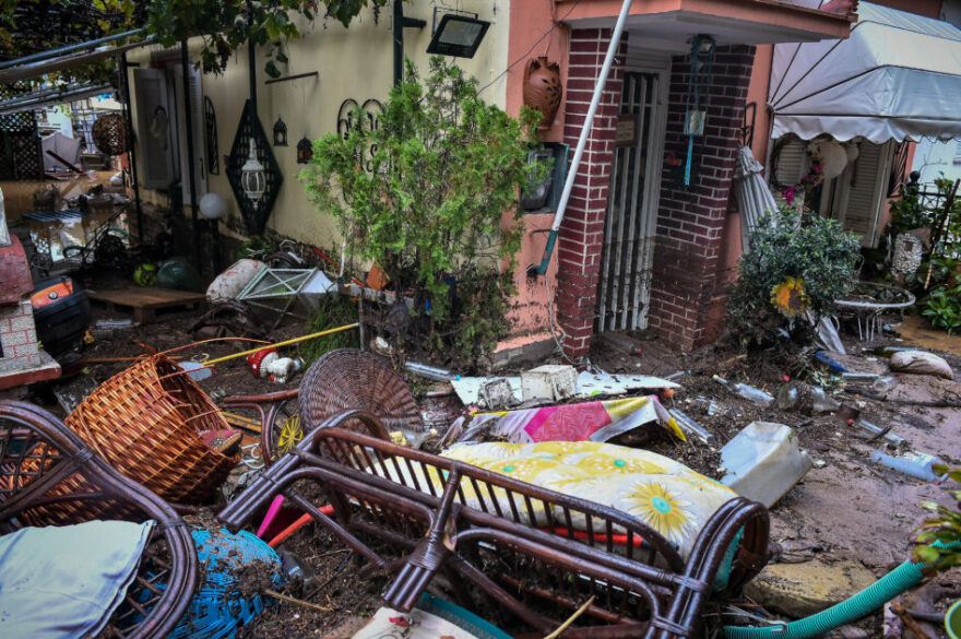 Θεσσαλία: Συγκινεί η ιστορία της ηλικιωμένης που μεγαλώνει μόνη της την εγγονούλα της μέσα στο πλημμυρισμένο σπίτι της