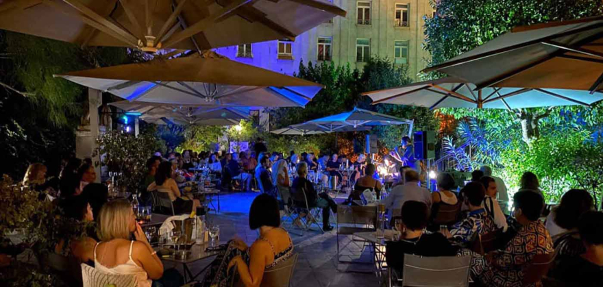 Καφέ Νομισματικού Μουσείου: Γιατί σφραγίστηκε το δημοφιλές αθηναϊκό στέκι - Στα δικαστήρια για να μην μετατραπεί σε fast food