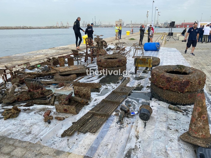 Θεσσαλονίκη: Μέχρι και μοτοποδήλατο βρήκαν στον βυθό του Θερμαϊκού - Δείτε φωτογραφίες