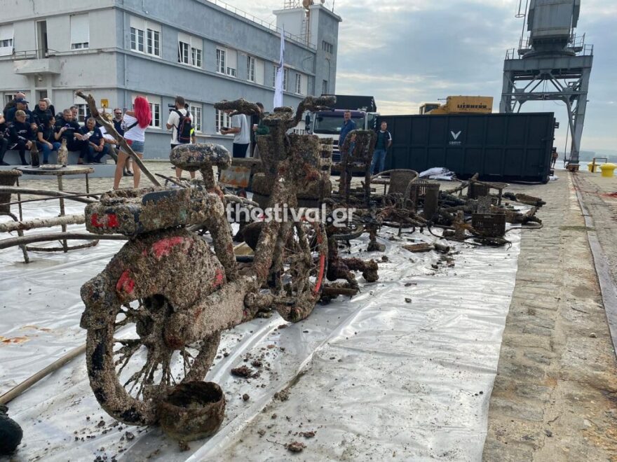 Θεσσαλονίκη: Μέχρι και μοτοποδήλατο βρήκαν στον βυθό του Θερμαϊκού - Δείτε φωτογραφίες