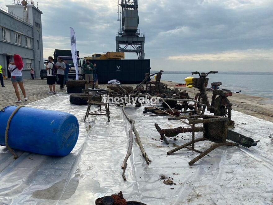Θεσσαλονίκη: Μέχρι και μοτοποδήλατο βρήκαν στον βυθό του Θερμαϊκού - Δείτε φωτογραφίες