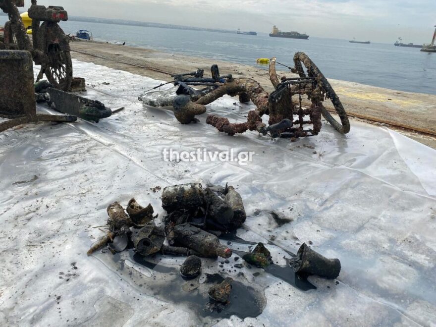 Θεσσαλονίκη: Μέχρι και μοτοποδήλατο βρήκαν στον βυθό του Θερμαϊκού - Δείτε φωτογραφίες