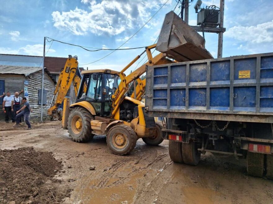 Αγριά Βόλου - Μπέος: «Σπρώξτε καυλ....ρόπαιδα» λέει για να εμψυχώσει ομάδα ανδρών να απεγκλωβίσουν αυτοκίνητα (βίντεο)