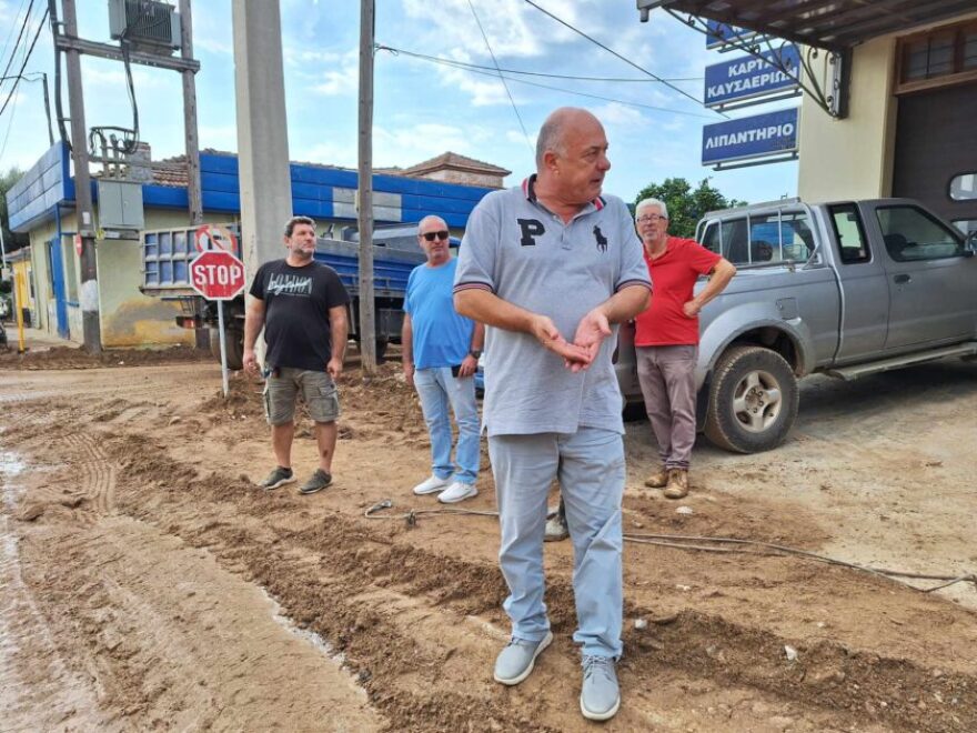 Αγριά Βόλου - Μπέος: «Σπρώξτε καυλ....ρόπαιδα» λέει για να εμψυχώσει ομάδα ανδρών να απεγκλωβίσουν αυτοκίνητα (βίντεο)