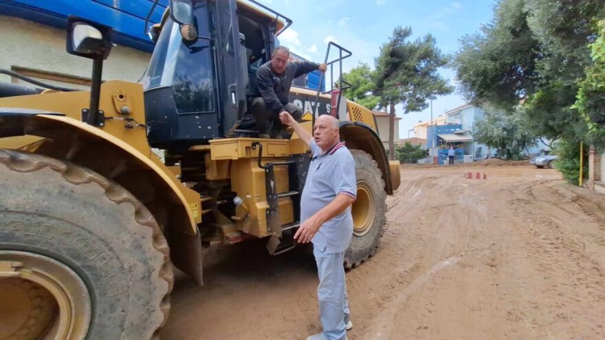 Αγριά Βόλου - Μπέος: «Σπρώξτε καυλ....ρόπαιδα» λέει για να εμψυχώσει ομάδα ανδρών να απεγκλωβίσουν αυτοκίνητα (βίντεο)