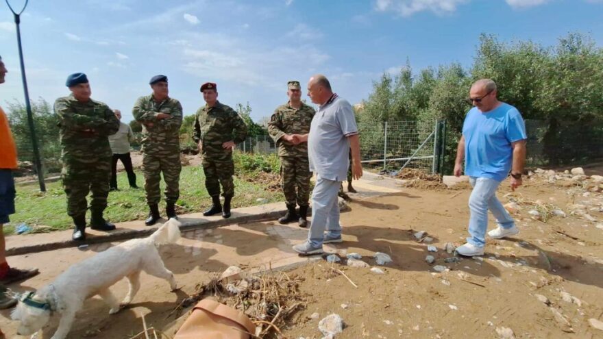 Αγριά Βόλου - Μπέος: «Σπρώξτε καυλ....ρόπαιδα» λέει για να εμψυχώσει ομάδα ανδρών να απεγκλωβίσουν αυτοκίνητα (βίντεο)