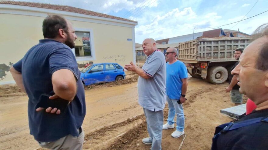 Αγριά Βόλου - Μπέος: «Σπρώξτε καυλ....ρόπαιδα» λέει για να εμψυχώσει ομάδα ανδρών να απεγκλωβίσουν αυτοκίνητα (βίντεο)