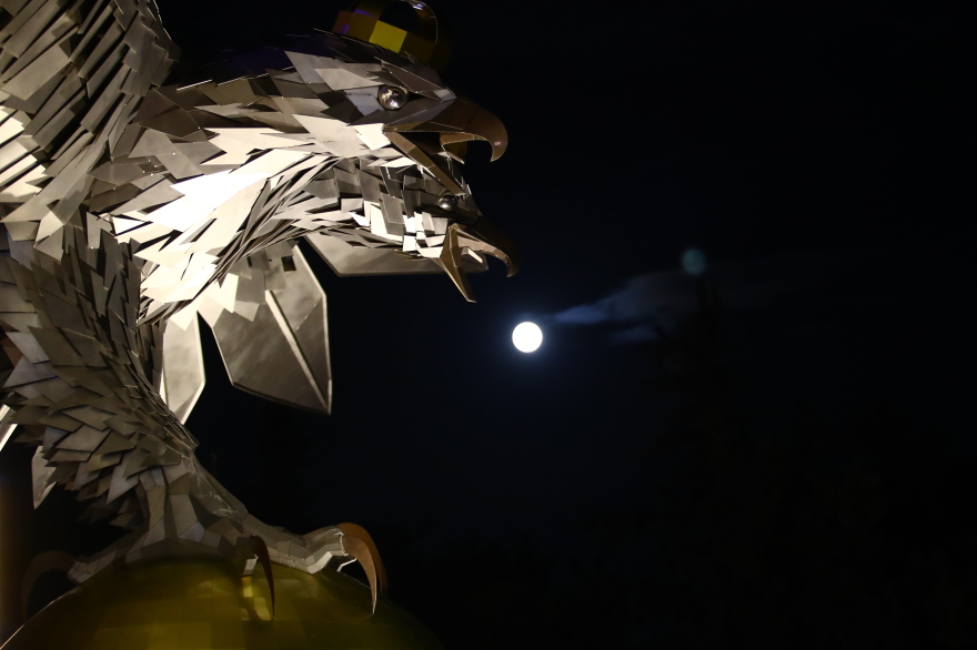 «Φεγγάρι του θερισμού»: Δείτε εικόνες από την τελευταία υπερπανσέληνο της χρονιάς