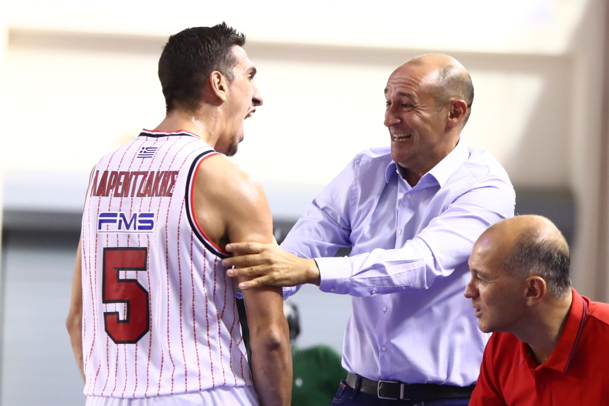 Ολυμπιακός: Ο Παπανικολάου τράβηξε με το ζόρι τον Μπαρτζώκα για να το σηκώσουν - Η απονομή του Super Cup - Βίντεο 