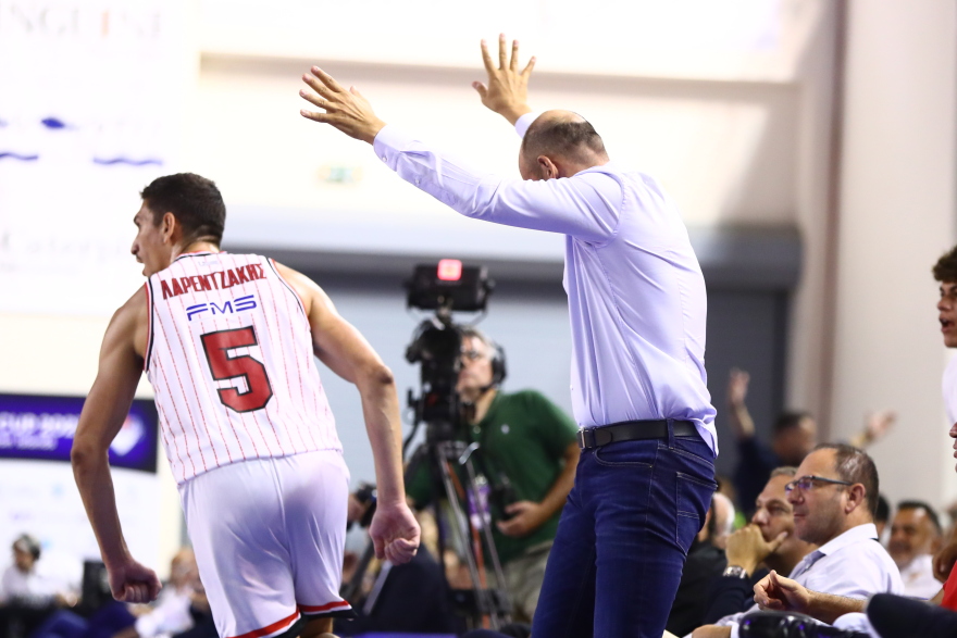 Ολυμπιακός: Ο Παπανικολάου τράβηξε με το ζόρι τον Μπαρτζώκα για να το σηκώσουν - Η απονομή του Super Cup - Βίντεο 