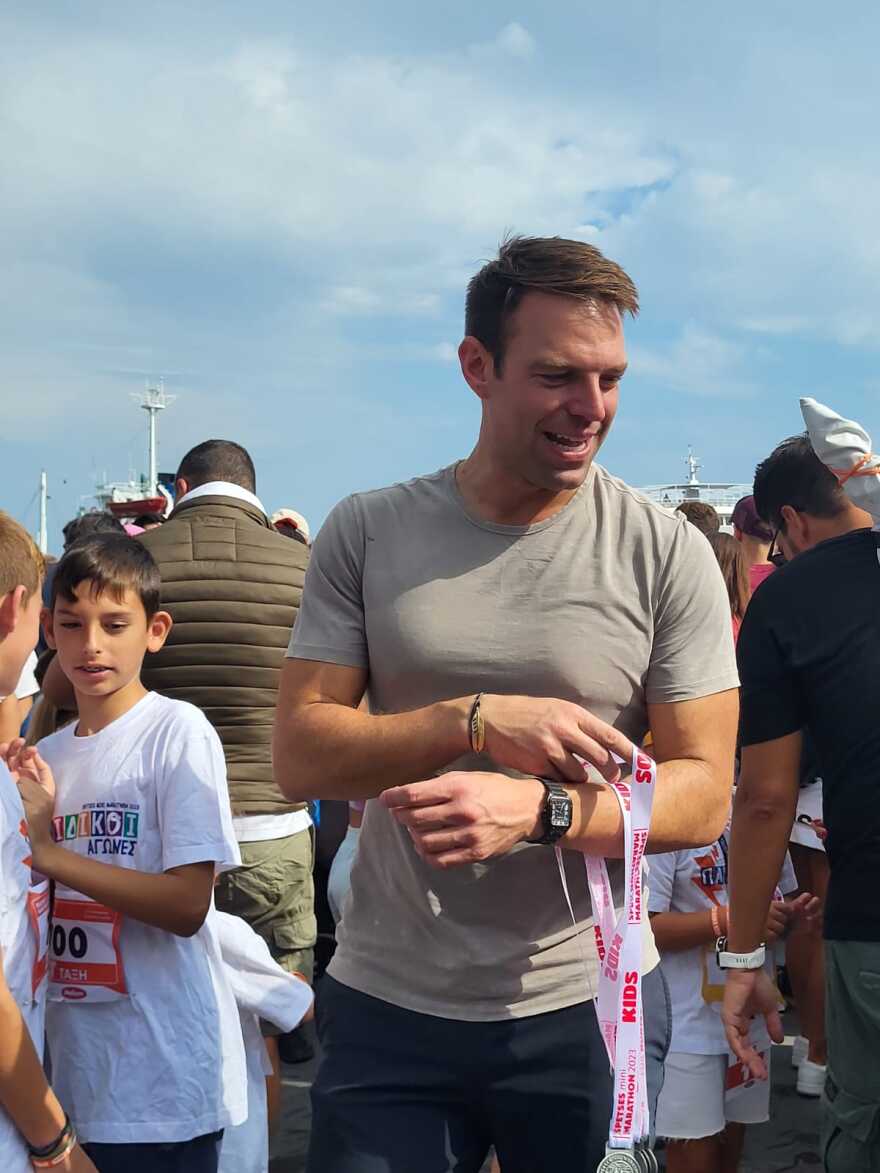 Στις Σπέτσες για το mini marathon ο Κασσελάκης - Θα συμμετάσχει στο αγώνισμα των 5 χιλιομέτρων
