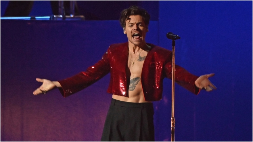 Ο Χάρι Στάιλς βγήκε για τρίτη χρονιά ο πλουσιότερος νέος καλλιτέχνης στη Βρετανία - Ακολουθεί η Ντούα Λίπα