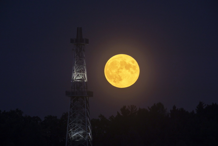 «Φεγγάρι του θερισμού»: Δείτε εικόνες από την τελευταία υπερπανσέληνο της χρονιάς