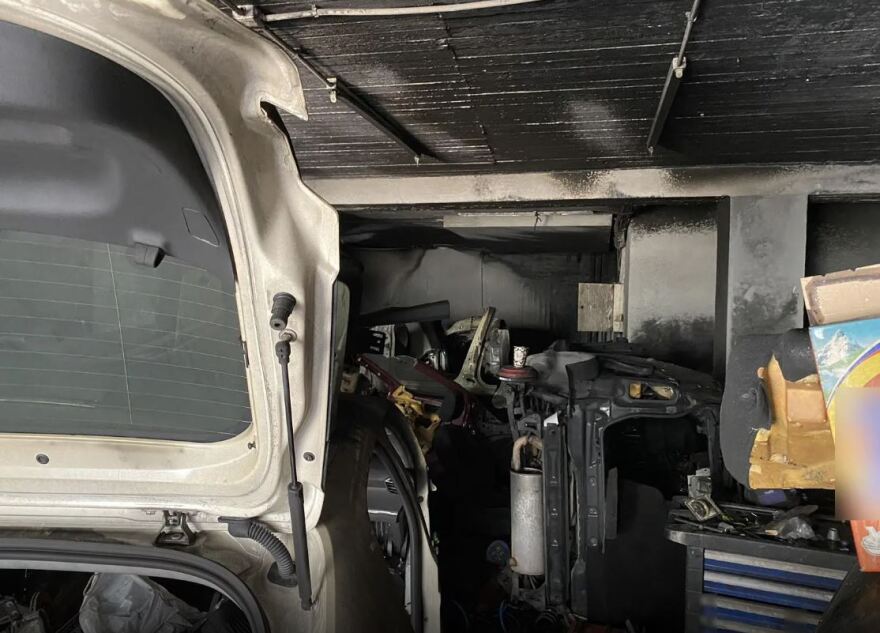 Νέο Ηράκλειο: Αποθήκη κλεμμένων οχημάτων αποκαλύφθηκε μετά από φωτιά σε συνεργείο