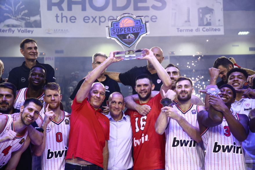 Ολυμπιακός: Ο Παπανικολάου τράβηξε με το ζόρι τον Μπαρτζώκα για να το σηκώσουν - Η απονομή του Super Cup - Βίντεο 