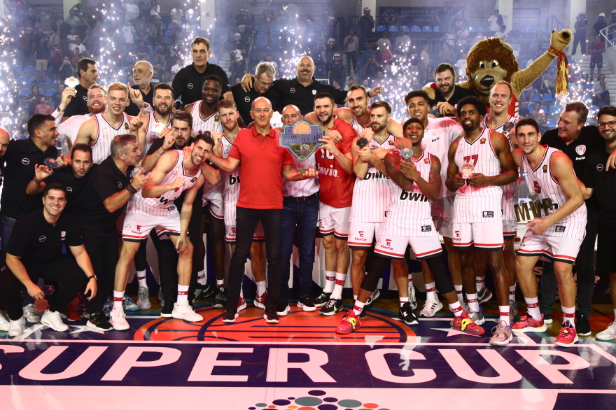 Ολυμπιακός: Ο Παπανικολάου τράβηξε με το ζόρι τον Μπαρτζώκα για να το σηκώσουν - Η απονομή του Super Cup - Βίντεο 