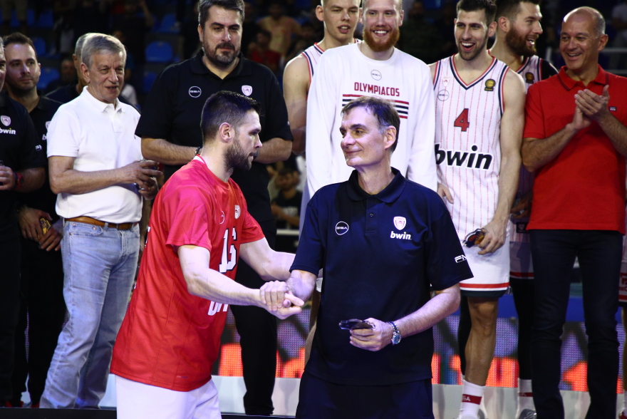 Ολυμπιακός: Ο Παπανικολάου τράβηξε με το ζόρι τον Μπαρτζώκα για να το σηκώσουν - Η απονομή του Super Cup - Βίντεο 