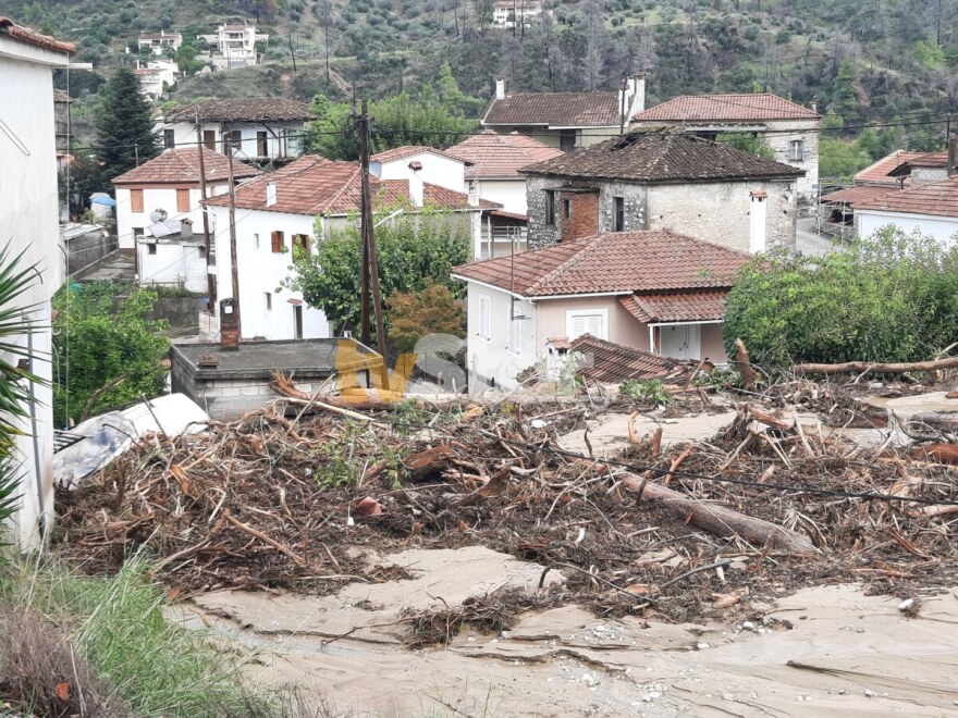 Εύβοια: Η κυρία Παναγιώτα της σπαρακτικής φωτογραφίας από τις φωτιές του 2021 είδε το χωριό της να βυθίζεται στη λάσπη