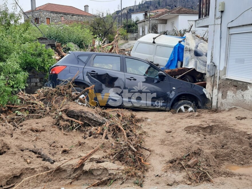 Εύβοια: Η κυρία Παναγιώτα της σπαρακτικής φωτογραφίας από τις φωτιές του 2021 είδε το χωριό της να βυθίζεται στη λάσπη