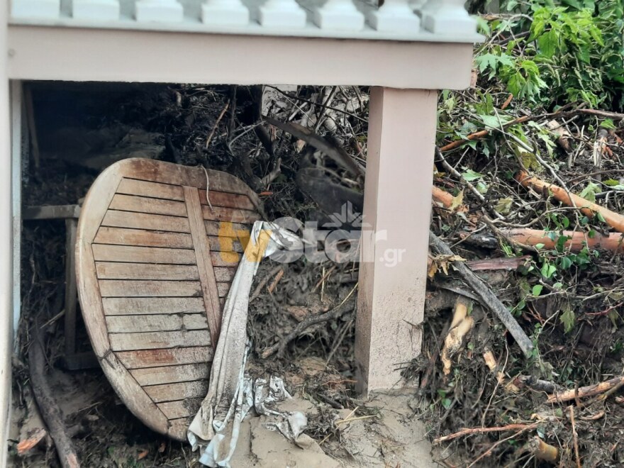 Εύβοια: Η κυρία Παναγιώτα της σπαρακτικής φωτογραφίας από τις φωτιές του 2021 είδε το χωριό της να βυθίζεται στη λάσπη