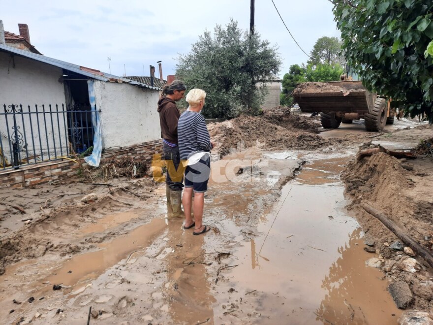 Εύβοια: Η κυρία Παναγιώτα της σπαρακτικής φωτογραφίας από τις φωτιές του 2021 είδε το χωριό της να βυθίζεται στη λάσπη